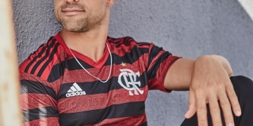 Diego posa de modelo, e Flamengo abre vendas de nova camisa; estreia ainda está indefinida