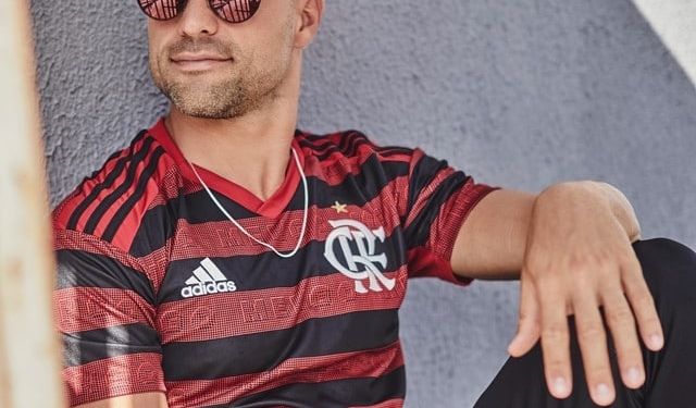 Diego posa de modelo, e Flamengo abre vendas de nova camisa; estreia ainda está indefinida
