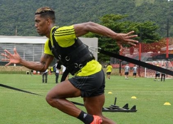 Exame constata lesão na coxa, e Berrío vira problema no Flamengo