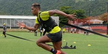 Exame constata lesão na coxa, e Berrío vira problema no Flamengo