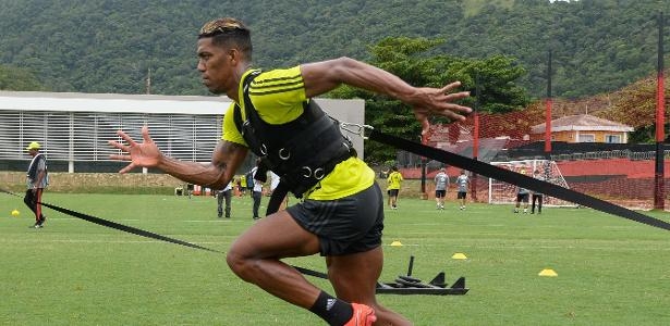 Exame constata lesão na coxa, e Berrío vira problema no Flamengo