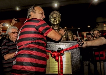 Flamengo inaugura busto do ídolo Leandro na Gávea