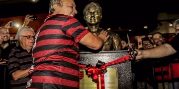 Flamengo inaugura busto do ídolo Leandro na Gávea