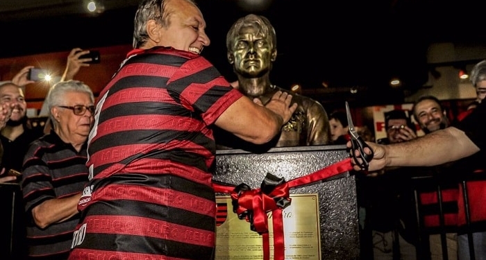 Flamengo inaugura busto do ídolo Leandro na Gávea