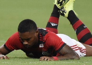 Lesão tira Vitinho do jogo contra a LDU e engrossa lista de problemas do Flamengo no ataque