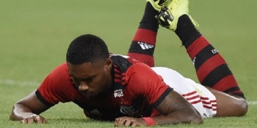Lesão tira Vitinho do jogo contra a LDU e engrossa lista de problemas do Flamengo no ataque