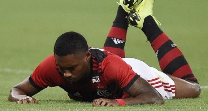 Lesão tira Vitinho do jogo contra a LDU e engrossa lista de problemas do Flamengo no ataque