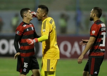 Melhor em campo, Diego Alves comemora vitória do Flamengo na estreia da Libertadores