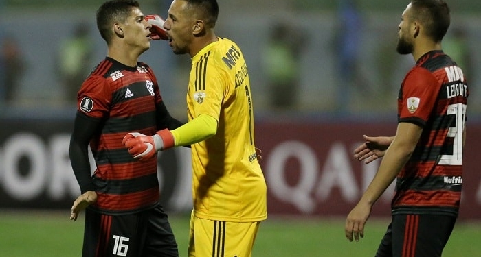 Melhor em campo, Diego Alves comemora vitória do Flamengo na estreia da Libertadores