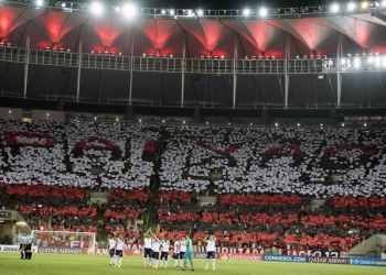 Mosaico, "olé", homenagem e xingamento: a noite especial da torcida do Flamengo no Maracanã