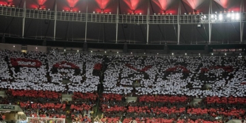 Mosaico, "olé", homenagem e xingamento: a noite especial da torcida do Flamengo no Maracanã