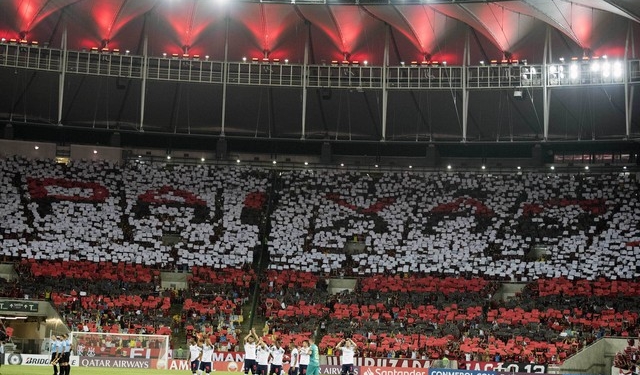 Mosaico, "olé", homenagem e xingamento: a noite especial da torcida do Flamengo no Maracanã