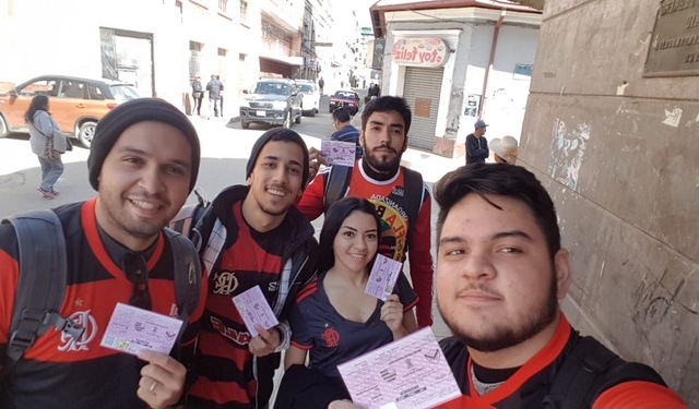 Torcedores viajam 15h e passam madrugada em estrada na Bolívia para ver Flamengo e Libertadores