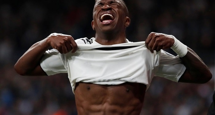 Vinicius Junior rompe ligamentos do tornozelo direito