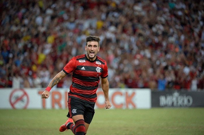 Flamengo desperdiça chances e sofre empate nos acréscimos