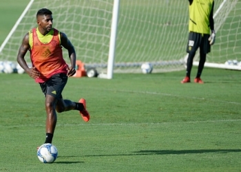 Flamengo tem propostas para negociar o lateral Rodinei, diz ex-presidente