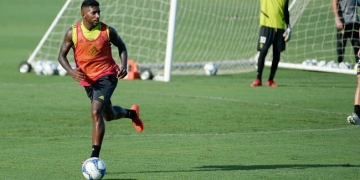 Flamengo tem propostas para negociar o lateral Rodinei, diz ex-presidente