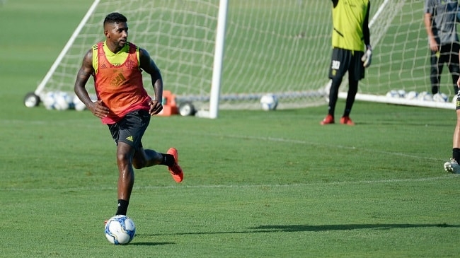 Flamengo tem propostas para negociar o lateral Rodinei, diz ex-presidente