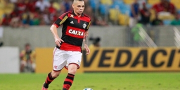 Flamengo decide buscar a renovação do lateral Pará e torcida repercute na web