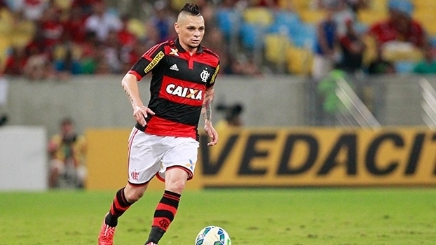 Flamengo decide buscar a renovação do lateral Pará e torcida repercute na web