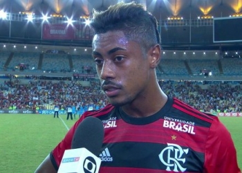 Expulso após o fim, Bruno Henrique critica árbitro de Vasco x Flamengo: "Foi pênalti como?"