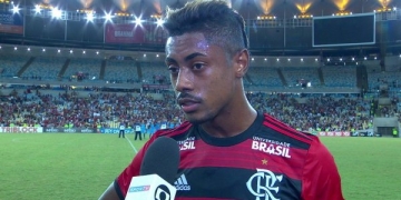 Expulso após o fim, Bruno Henrique critica árbitro de Vasco x Flamengo: "Foi pênalti como?"