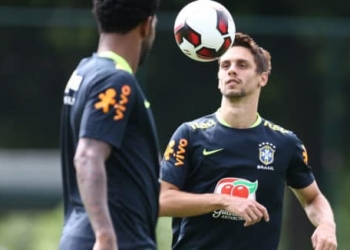 Edu Gaspar rasga elogios a Rodrigo Caio: "Alto nível, espetacular"
