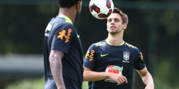 Edu Gaspar rasga elogios a Rodrigo Caio: "Alto nível, espetacular"