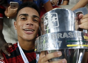 Em rede social, jovem destaque da base do Flamengo se emociona ao falar com Gabigol