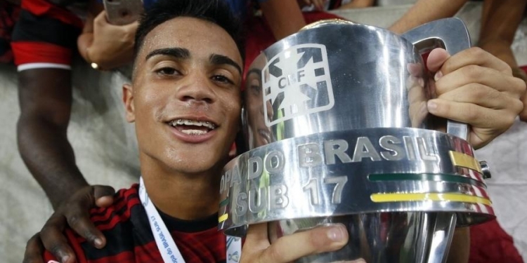 Em rede social, jovem destaque da base do Flamengo se emociona ao falar com Gabigol