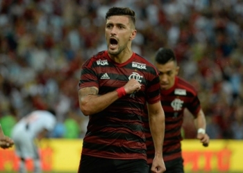 Diego fala sobre briga por posição com Arrascaeta no Flamengo