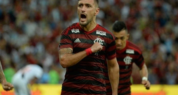 Diego fala sobre briga por posição com Arrascaeta no Flamengo