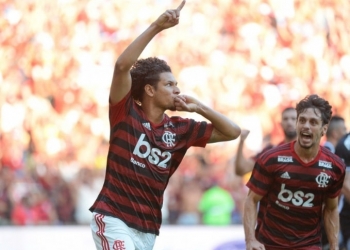 Abel defende Arão e Bruno Henrique de centroavante: “mexo em todos, menos nele”