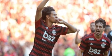 Abel defende Arão e Bruno Henrique de centroavante: “mexo em todos, menos nele”