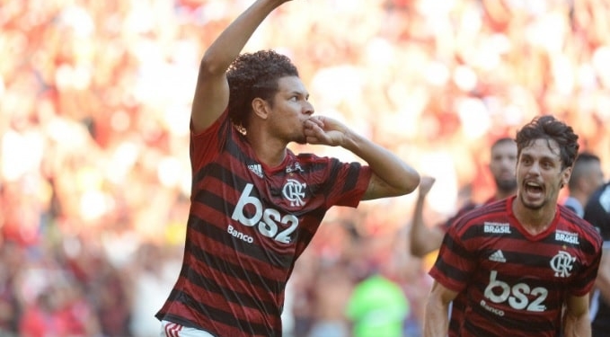 Abel defende Arão e Bruno Henrique de centroavante: “mexo em todos, menos nele”