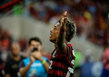 Abel defende Arão e Bruno Henrique de centroavante: “mexo em todos, menos nele”