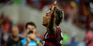 Abel defende Arão e Bruno Henrique de centroavante: “mexo em todos, menos nele”
