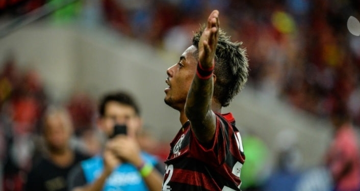 Abel defende Arão e Bruno Henrique de centroavante: “mexo em todos, menos nele”