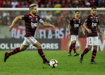 Jogadores do Flamengo tentam justificar derrota  para o Peñarol; veja