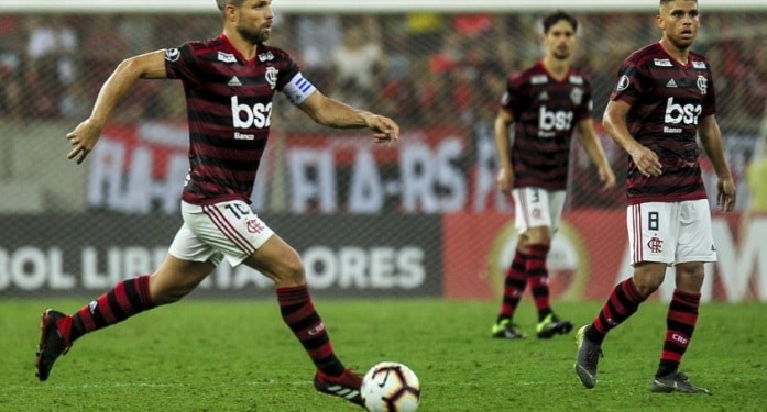 Jogadores do Flamengo tentam justificar derrota  para o Peñarol; veja