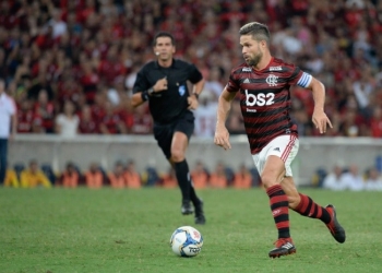 Diego fala sobre briga por posição com Arrascaeta no Flamengo