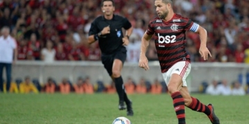 Diego fala sobre briga por posição com Arrascaeta no Flamengo