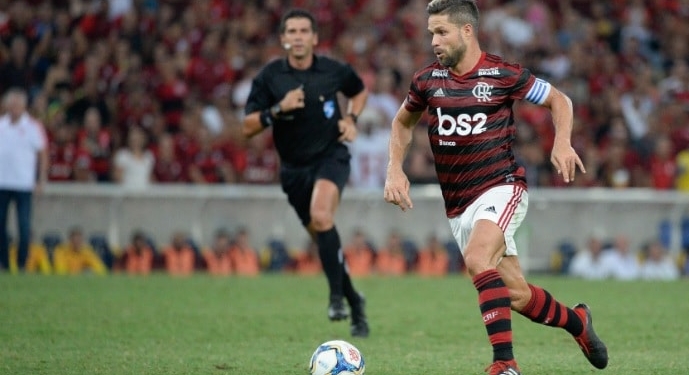 Diego fala sobre briga por posição com Arrascaeta no Flamengo