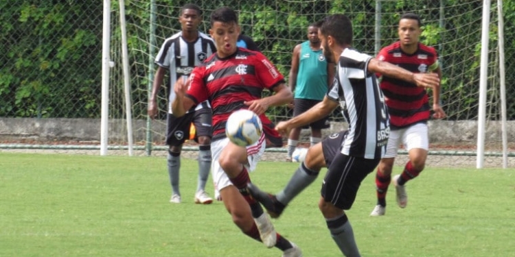 Mesmo com um a menos, Flamengo arranca empate com o Botafogo no sub 20