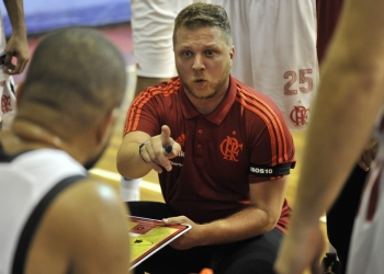 Basquete: técnico do Flamengo projeta playoffs com casa cheia contra o Corinthians