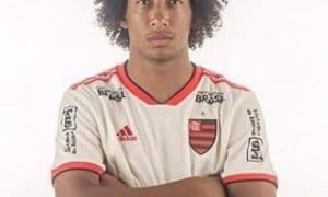 Flamengo contrata zagueiro revelação de clube paulista