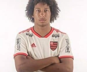 Flamengo contrata zagueiro revelação de clube paulista