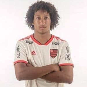 Flamengo contrata zagueiro revelação de clube paulista