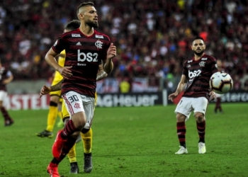 Cria da base, Léo Duarte exalta torcida do Flamengo: “cada vez me impressiono mais”