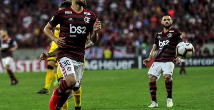 Cria da base, Léo Duarte exalta torcida do Flamengo: “cada vez me impressiono mais”